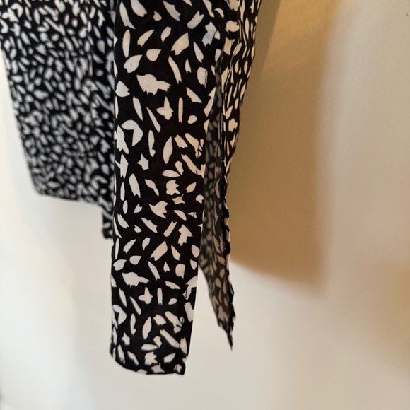 Saks Brand “Pure Navy” Abstract Print Pencil Skirt in Black and White - Picture 8 of 8